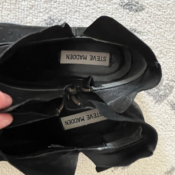 Size 7 black suede Steve Madden ankle booties - Picture 3 of 3